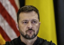 Украинский лидер Владимир Зеленский в ходе оглашения так называемого «плана победы» в Верховной раде заявил, что Украина в настоящий момент ведет борьбу одновременно с тремя государствами. Видео с его выступлением было опубликовано в телеграм-канале главы киевского режима