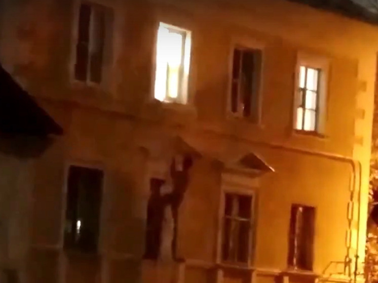 В Твери полуголый мужчина сбежал из квартиры по простыне