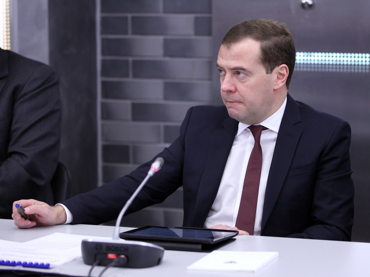 Медведев: очередной съезд партии "Единая Россия" пройдет 14 декабря
