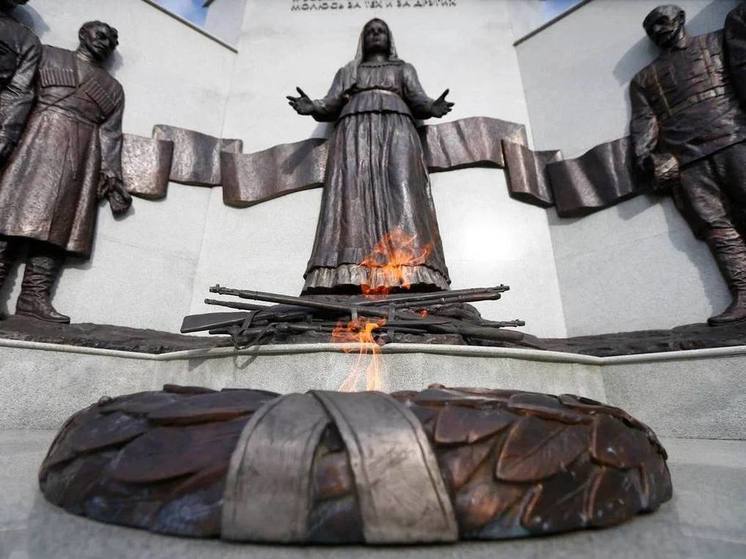 В столице Кубани на мемориальном комплексе «Расстрельный угол» зажгли Вечный огонь