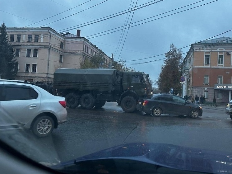 Грузовик столкнулся с легковушкой в центре Рязани