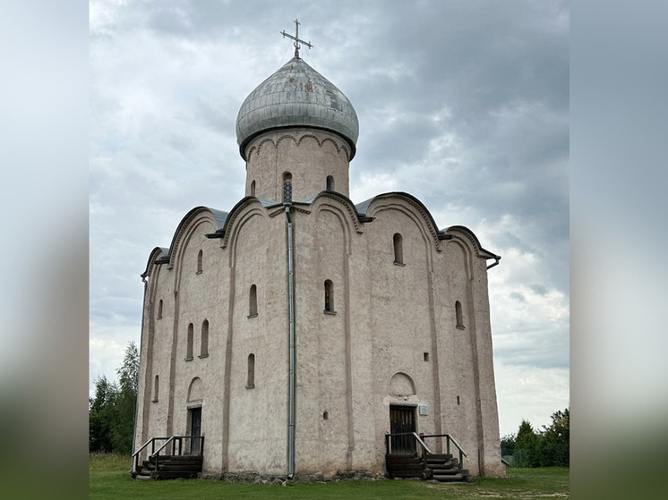 В Новгородском районе снесли кусты и деревья, заслонявшие Спас на Нередице