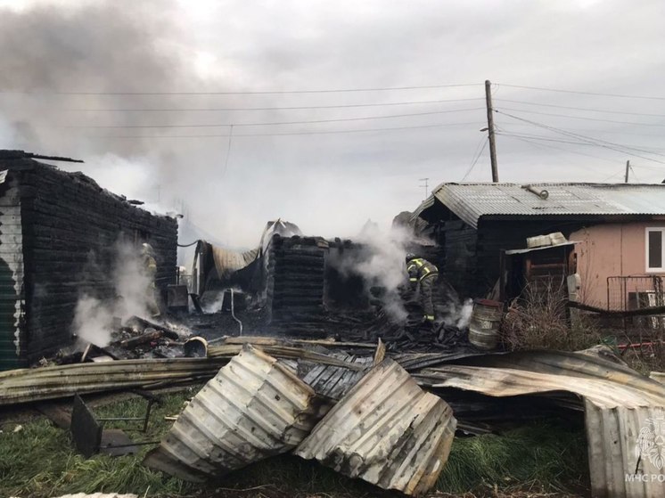 Дом, гараж и баня горели в деревне Барабинка Томского района