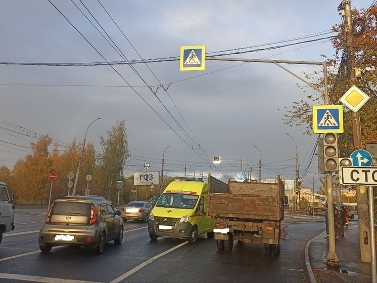 Грузовик сбил женщину на пешеходном переходе в Вологде