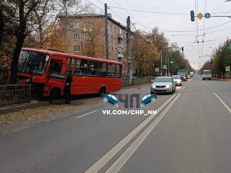 Нижегородская маршрутка с пассажирами влетела в дерево