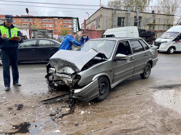 При столкновении двух легковушек на улице Нахимова пострадали два человека