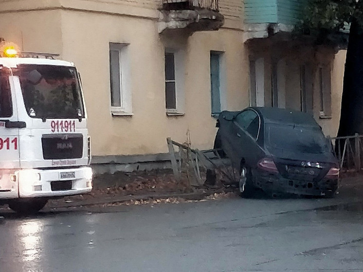 На площади Попова легковушка врезалась в ограждение