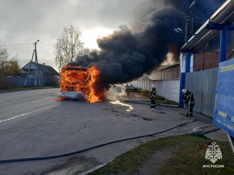 Опубликованы фото горящего автобуса в Суворове