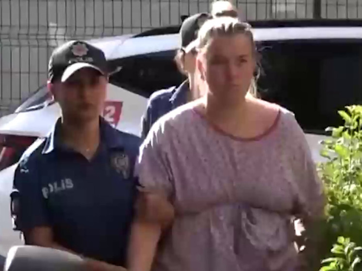 Девочку, рожденную в туалете турецкого аэропорта, отправят в Россию