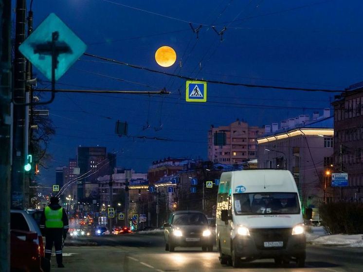 Необычное астрономическое явление уже на протяжении нескольких дней наблюдают во многих регионах России и мира. Наблюдать «суперлуну» могут и жители Челябинской области.