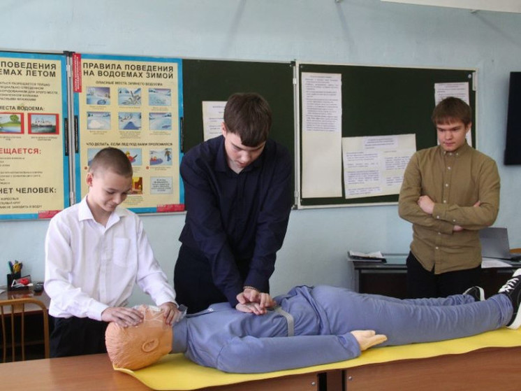 В Омске школьники изучают Основы безопасности и защиты Родины