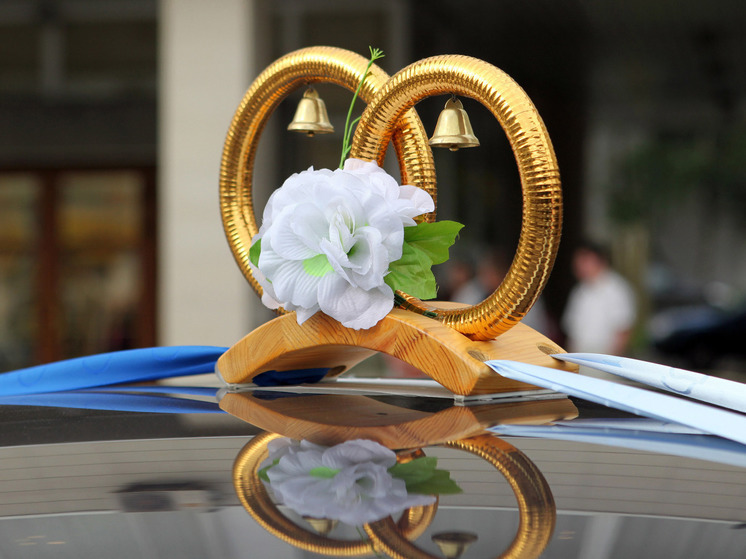 В Подмосковье поступило 16 тысяч заявок на выплаты к юбилею брака