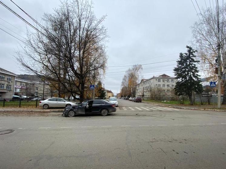 В Горно-Алтайске столкнулись две иномарки, пострадала женщина