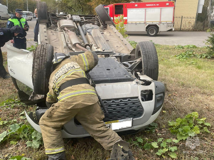 В Орле на Московской в результате аварии опрокинулся автомобиль