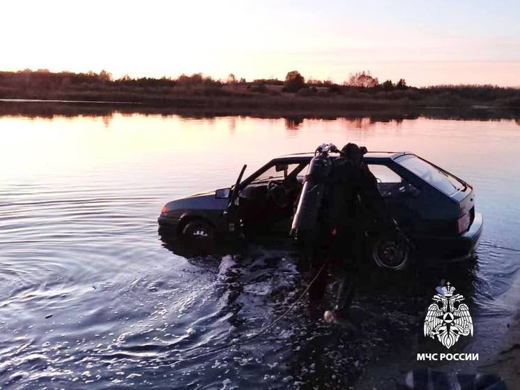 В Тверской области водолазы вытащили из реки автомобиль без водителя