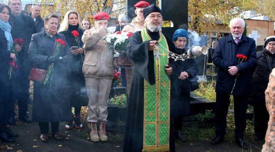 На Троекуровском кладбище прошла панихида по Дмитрию Холодову: видео