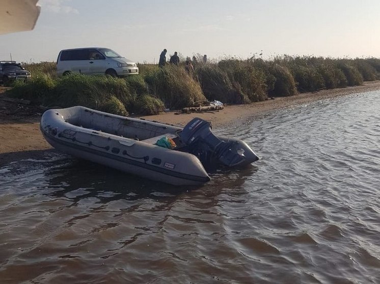 Спасатели доставили на берег троих членов экипажа с затонувшего судна на Сахалине