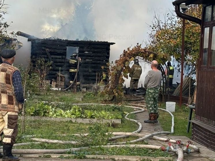 Под Жуковом полностью сгорела хозпостройка