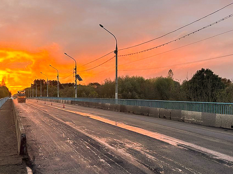 В Брянске на мосту через реку Болву дорожники уложили новый асфальт