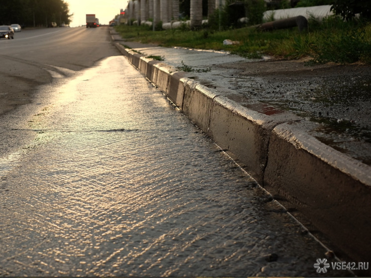 В Новокузнецке месяц не могут устранить прорыв воды