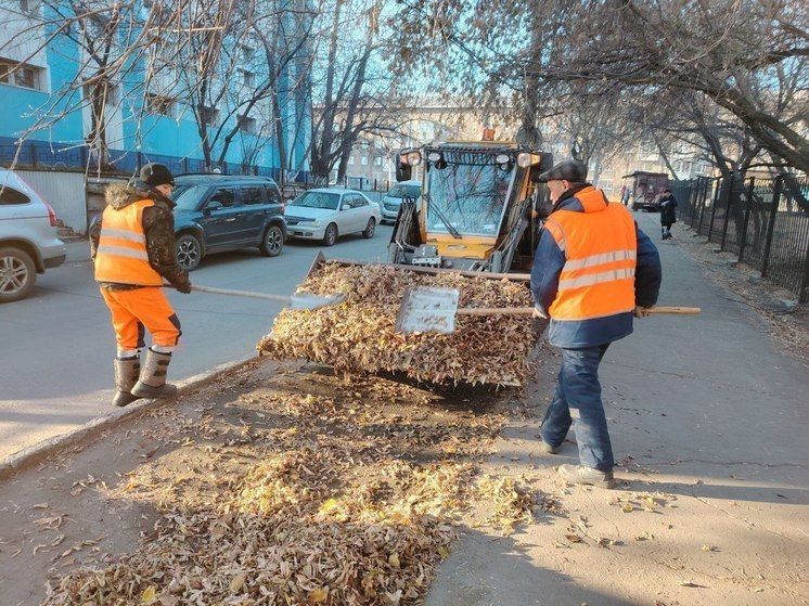  Иркутские улицы очищают от опавшей листвы