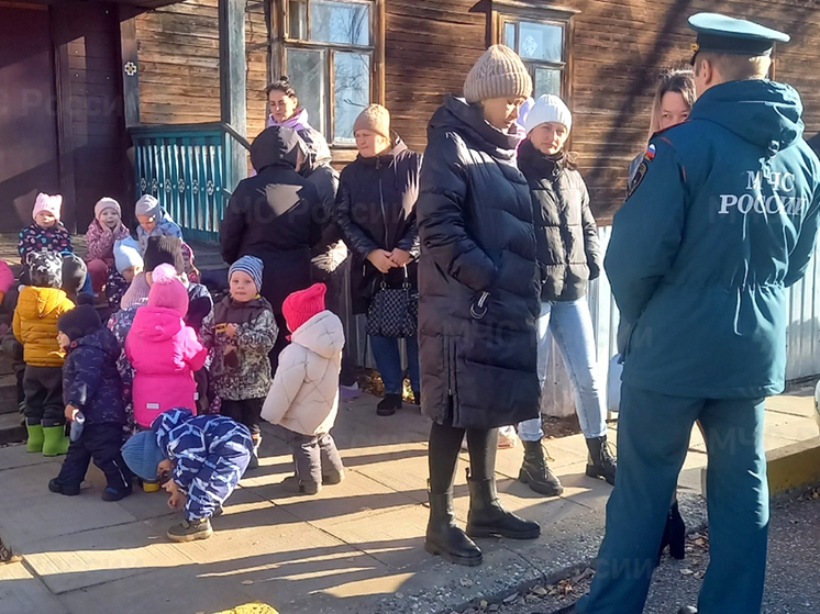 Воспитанники кировского детского сада поиграли в условный пожар