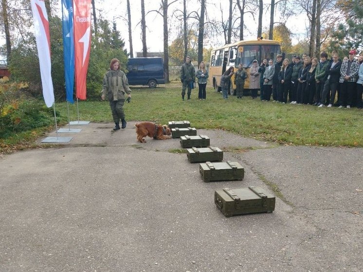 Кинологи Смоленской таможни рассказали Гнездовским школьникам о своей профессии