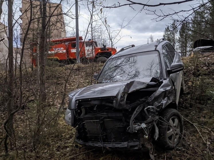 После ДТП в Оленегорске машина съехала в кювет