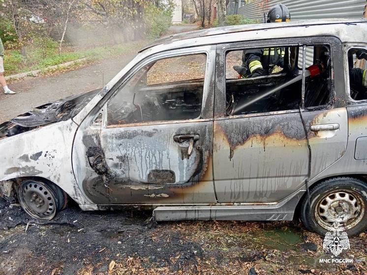 Во Владивостоке полностью выгорел автомобиль на Маковского