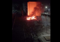 Микроавтобус сгорел ранним утром 19 октября возле многоэтажного дома №319 в Краснокаменске