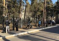 Губернатор Забайкальского края Александр Осипов и руководитель администрации Читы Инна Щеглова с утра 19 октября убираются на улицах во время общегородского субботника