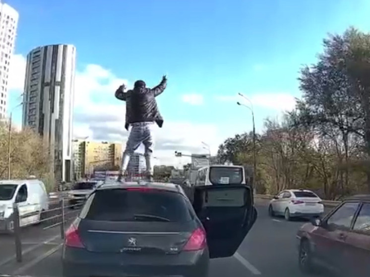 В Мытищах задержали водителя и пассажиров авто за танцы на дороге