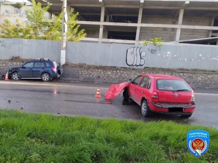 В Севастополе автомобиль вылетел на «встречку» и врезался в легковушку