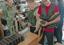 В Барнауле начали обучать военной подготовке: самопомощи, правилам обращения с оружием, захвату позиций противника и не только. Все эти знания получат участники проекта «Молодой воин». Съемочная группа телеканала «Толк» узнала подробности