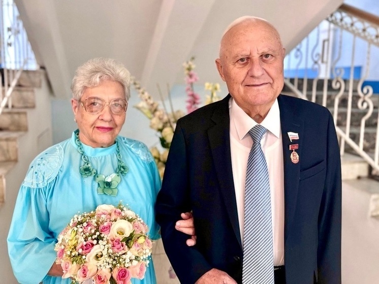 Василий Анохин поздравил с бриллиантовой свадьбой семейную пару из Смоленска