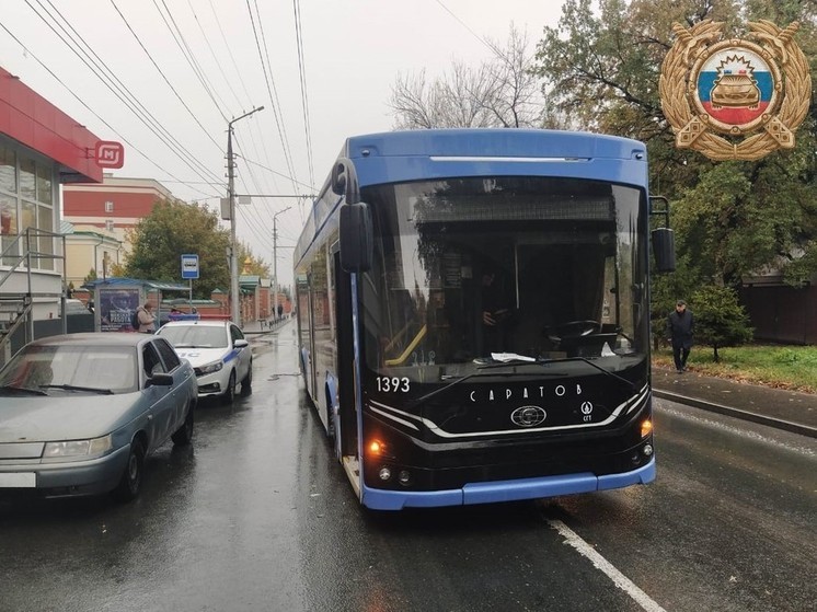 В саратовском троллейбусе травмировалась пенсионерка