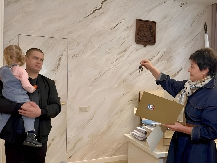 В Гатчине семья с ограниченными возможностями получила новую квартиру