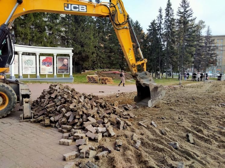 Перед Домом Ленина в Новосибирске сняли брусчатку