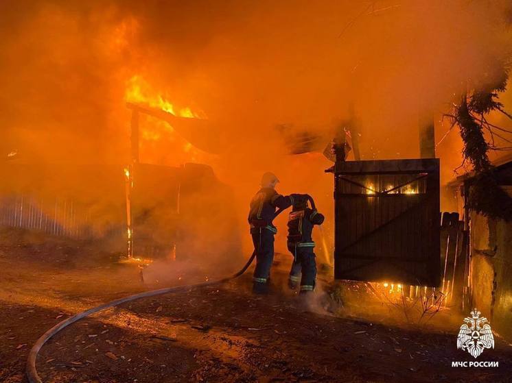 В Новосибирске огонь уничтожил крышу двухквартирного дома