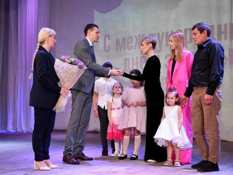 В ЛНР около 60 одиноких отцов получили благотворительную помощь