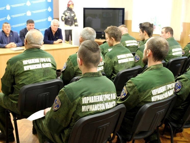 Курсантов наградили за помощь в тушении пожара в Териберке