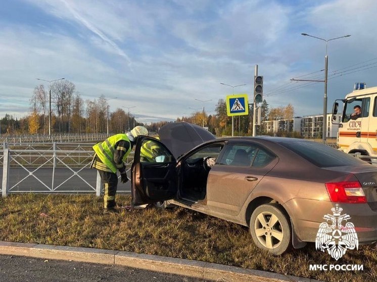 Автомобиль влетел в ограждение в Петрозаводске