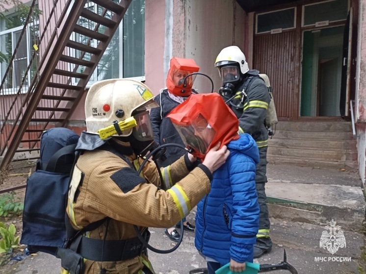 Старорусские пожарные потушили учебное «возгорание» на крыше детского сада