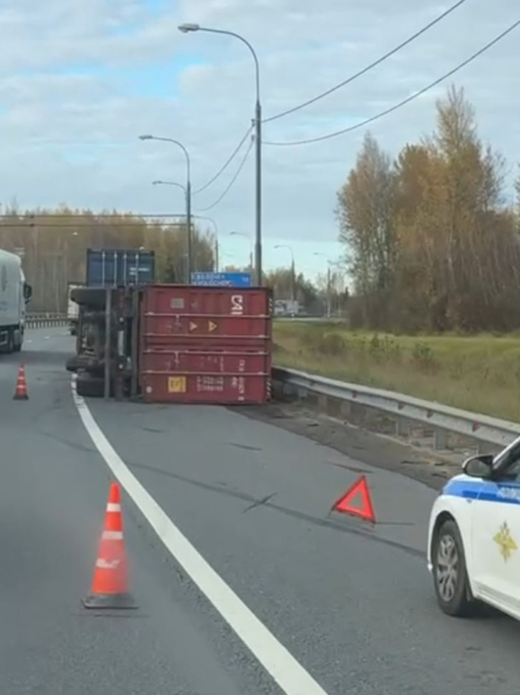 В Тверской области перед светофором опрокинулась фура