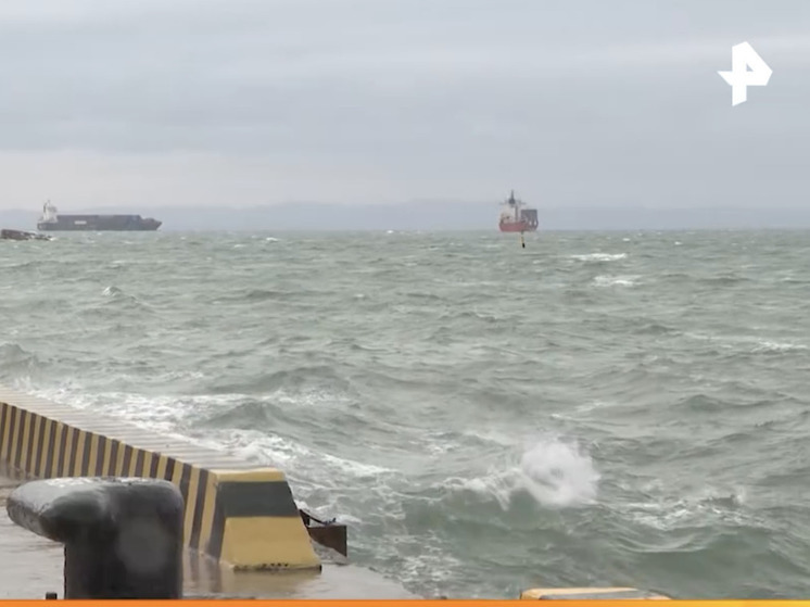 Судно «Григорий Ловцов» полностью ушло под воду у причала в Корсакове