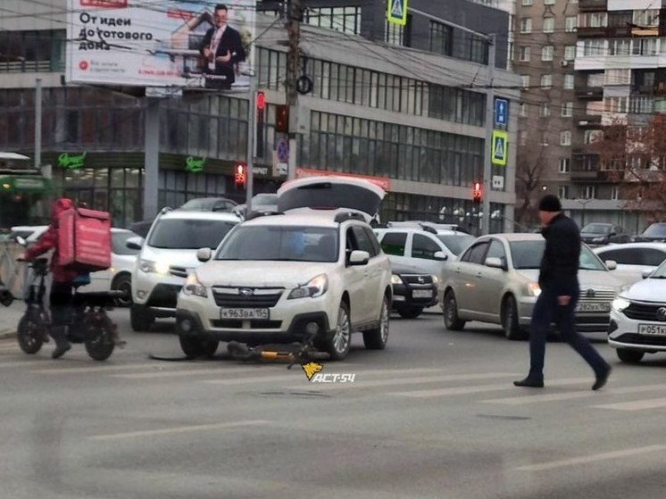 В Железнодорожном районе Новосибирска Subaru сбил самокатчика