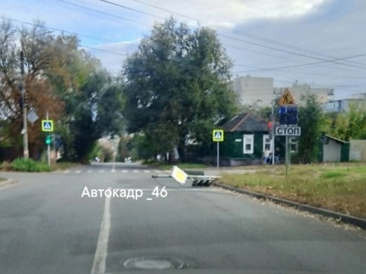 В центре Курска грузовик снес светофор