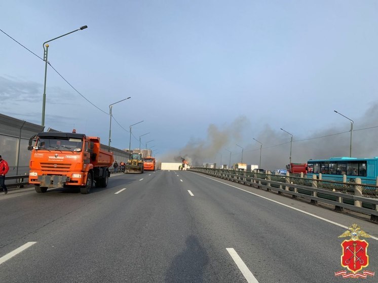 Фура вспыхнула после падения с верхнего яруса на Московском шоссе