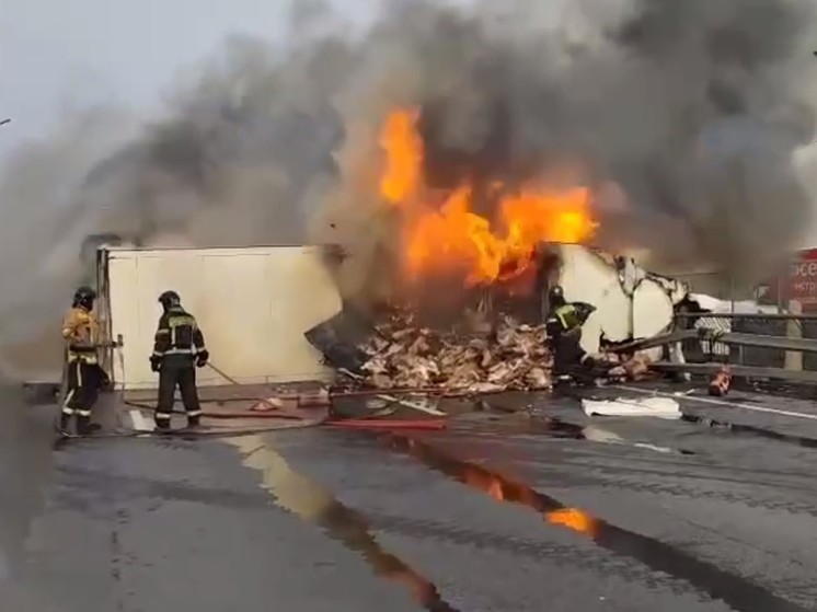 Фура перевернулась, переломилась пополам и загорелась в Санкт-Петербурге