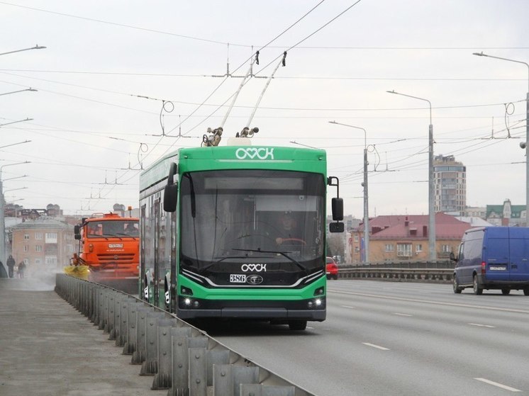 В Омске 21 октября на Ленинградском мосту после ремонта проехал троллейбус